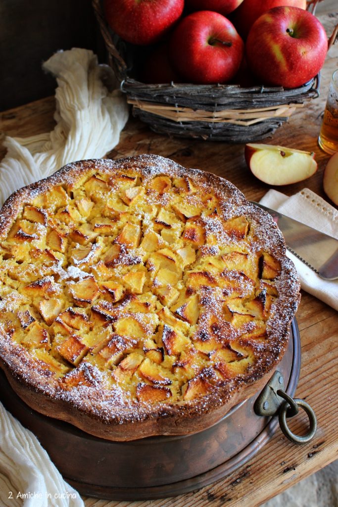 Torta con guscio croccante e farcia morbida alle mele e Calvados