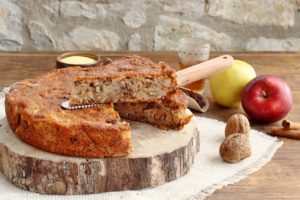 Torta di mele e polenta, con uvetta al rum e noci, dolce senza glutine e senza lattosio