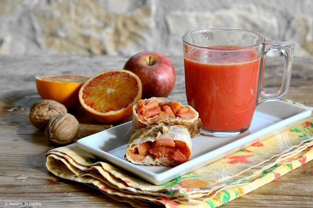 Colazione completa con saccottino di pasta fillo alle mele e arancia al profumo di cannella, ricetta vegan, senza zucchero e senza lattosio