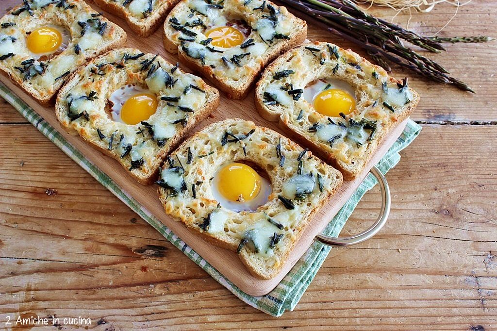 Crostini con asparagi, pecorino e uova di quaglia 