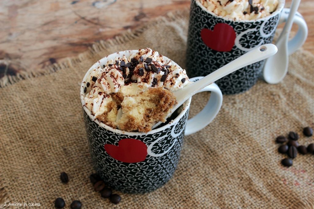 Mug cake variegata al caffè con crema al mascarpone