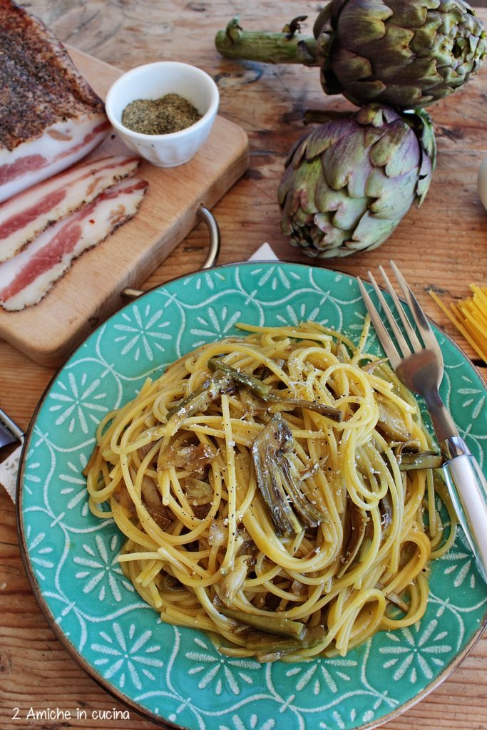 Piatto di pasta alla carbonara con carciofi e guanciale di Norcia