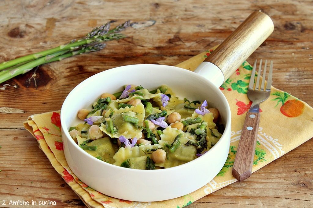 Pasta ripiena con asparagi, ceci e erbe aromatiche