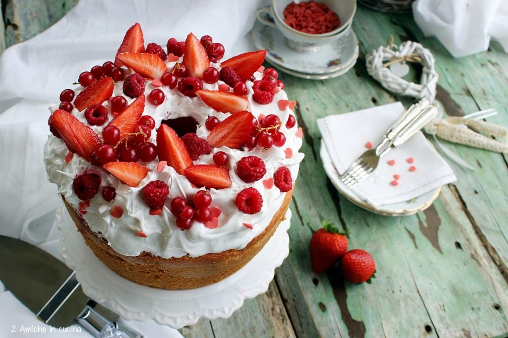 Chiffon cake all'alchermes con meringa e frutti rossi - 2 Amiche in Cucina