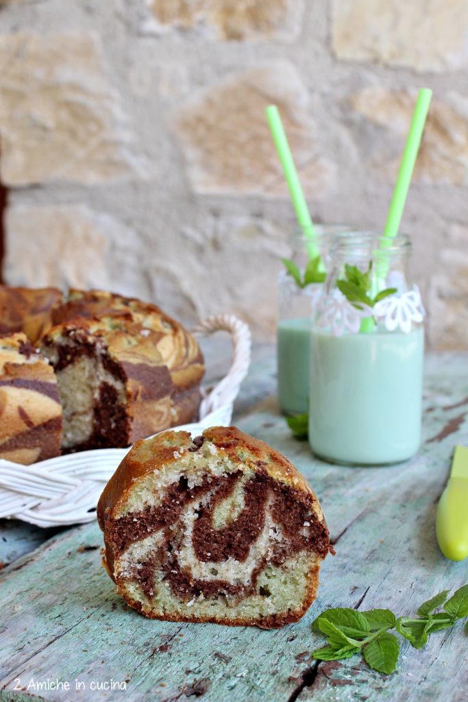 Fetta di ciambellone variegato al cacao, menta e cocco