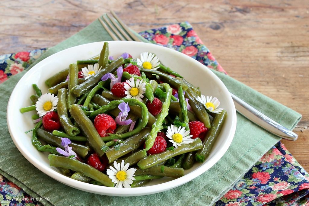 insalata leggera con verdure e fiori di primavera