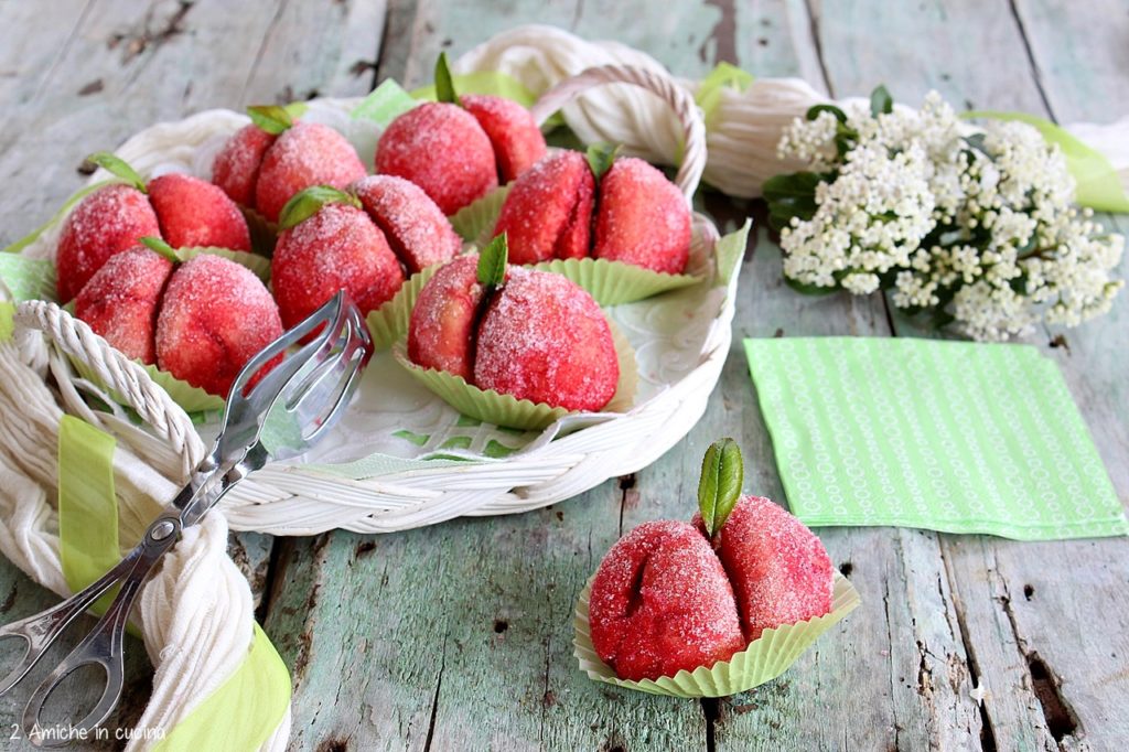 Pesche di biscotto all'alchermes, con crema e cioccolato