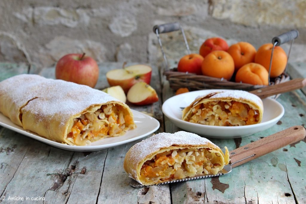 Fetta di strudel di mele e albicocche
