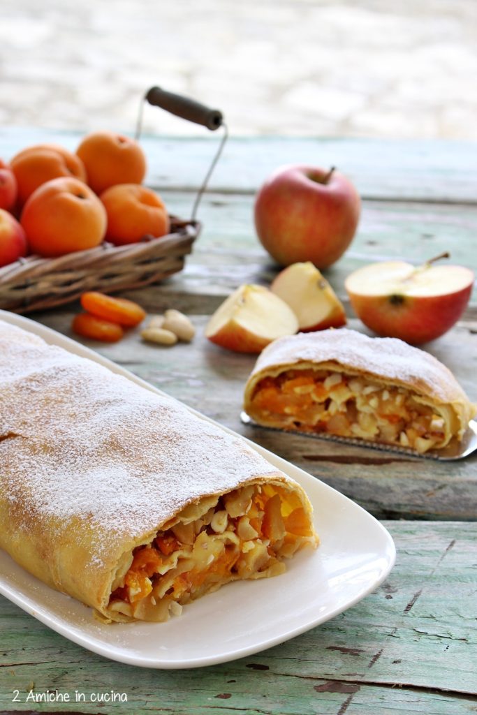 Variante senza lattosio dello strudel di mele, arricchito con albicocche