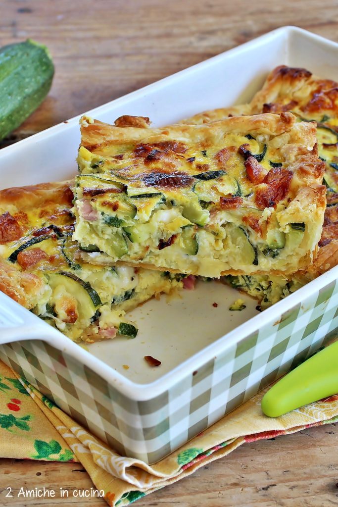 Torta salata con zucchine, uova, prosciutto cotto e formaggio