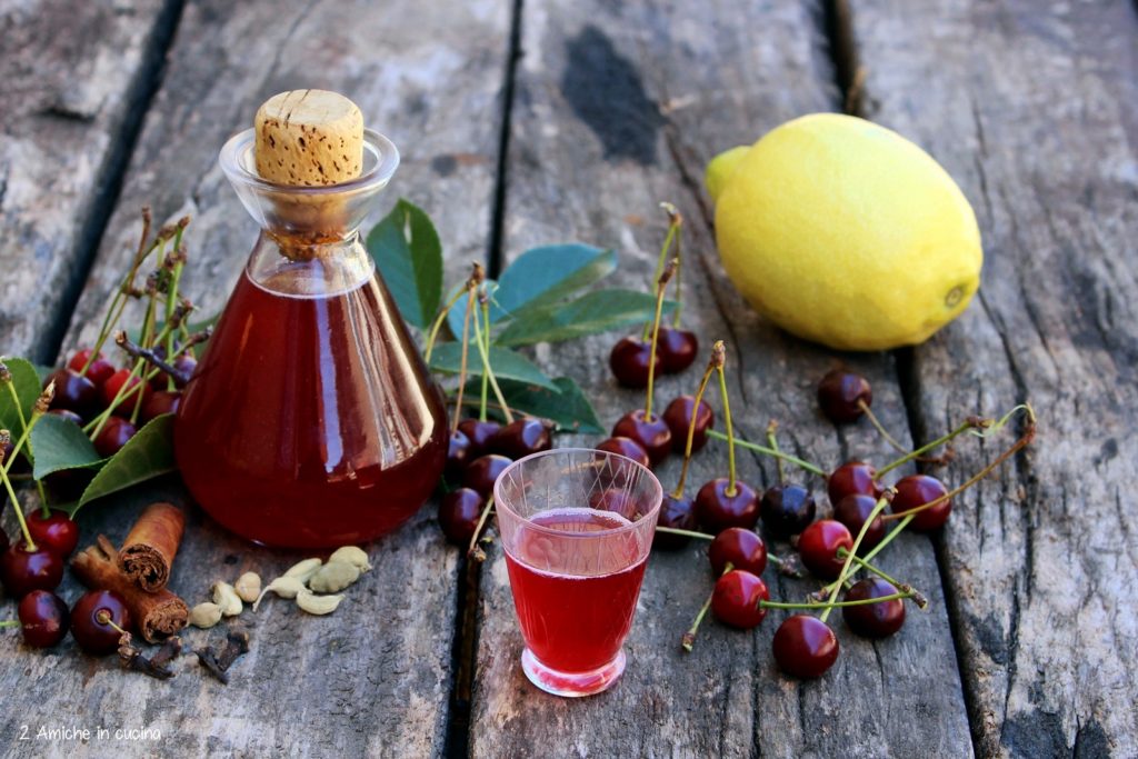 Liquore di visciole e spezie fatto in casa