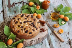 torta soffice di avena con albicocche e uvetta al rum