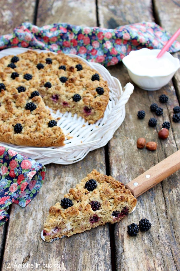 Fetta di torta alle nocciole e more