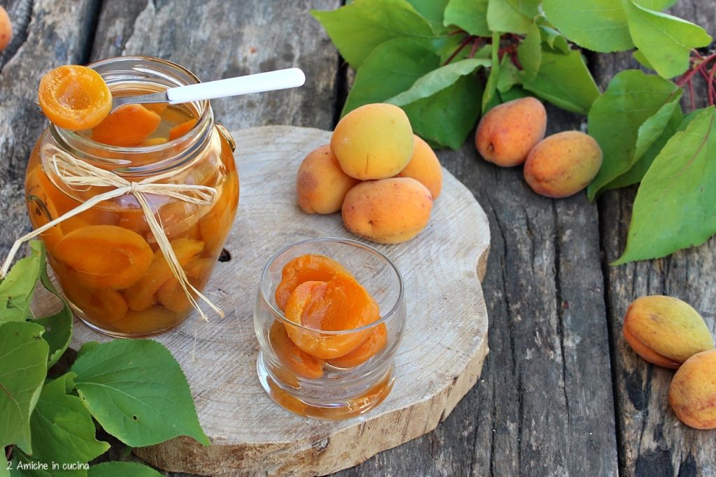 albicocche allo sciroppo di limone