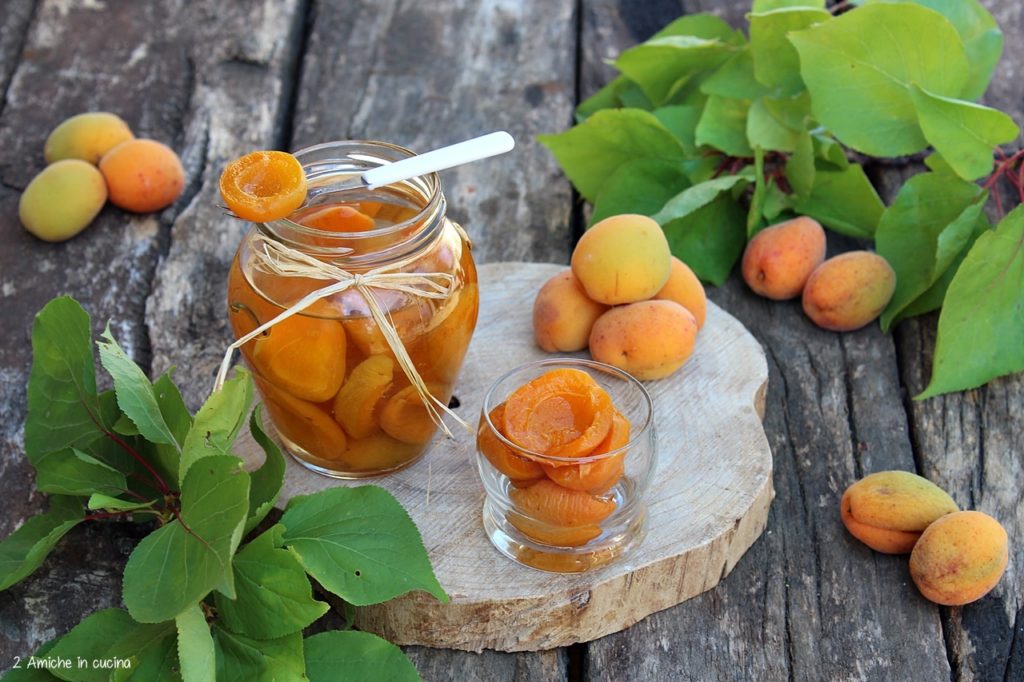 Albicocche conservate in sciroppo di zucchero e limone