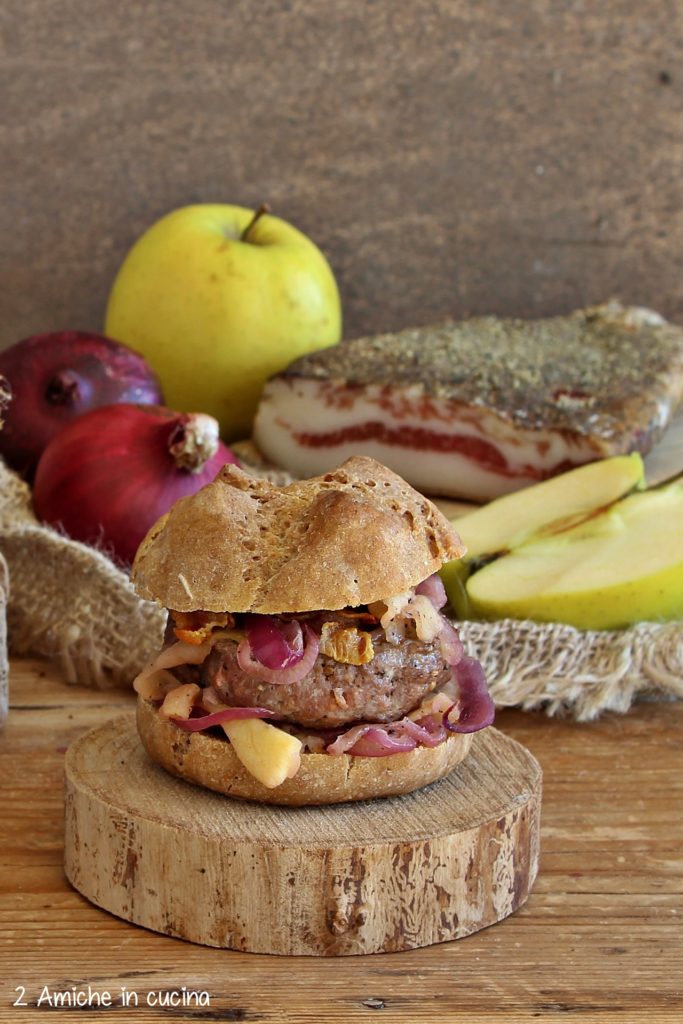 panino di segale con hamburger alla senape, mele e cipolle al burro e timo, guanciale croccante