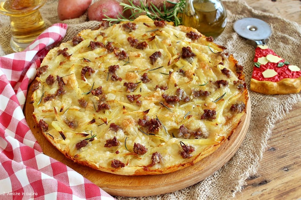 pizza in teglia con patate e salsicce