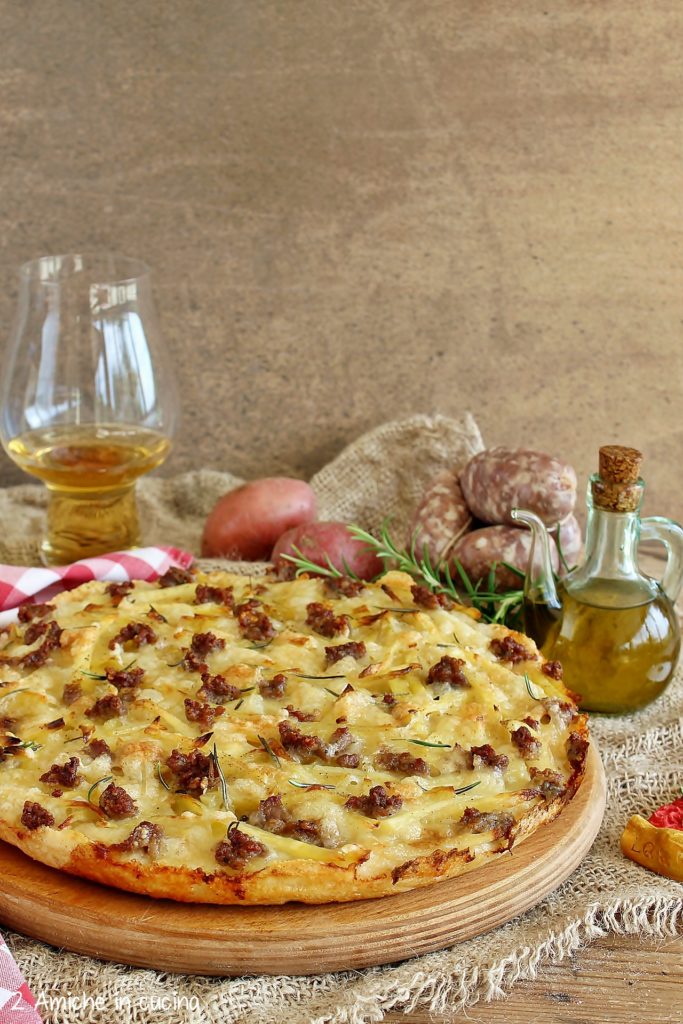 pizza patate e salsiccia in teglia