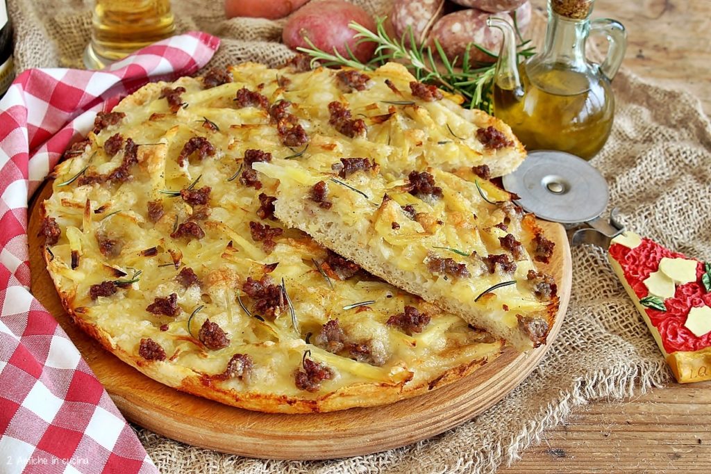 pizza patate e salsiccia con patata rossa di Colfiorito