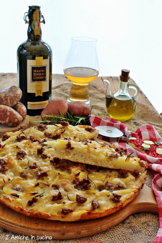 pizza patate e salsiccia e birra umbra