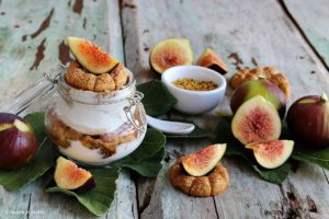 Vasetti con yogurt, biscotti, fichi e polline