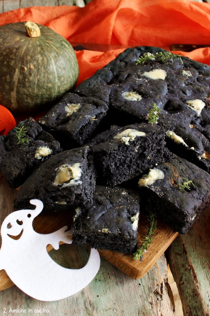 Focaccia nera al carbone vegetale e gorgonzola, ricetta per Halloween e non solo