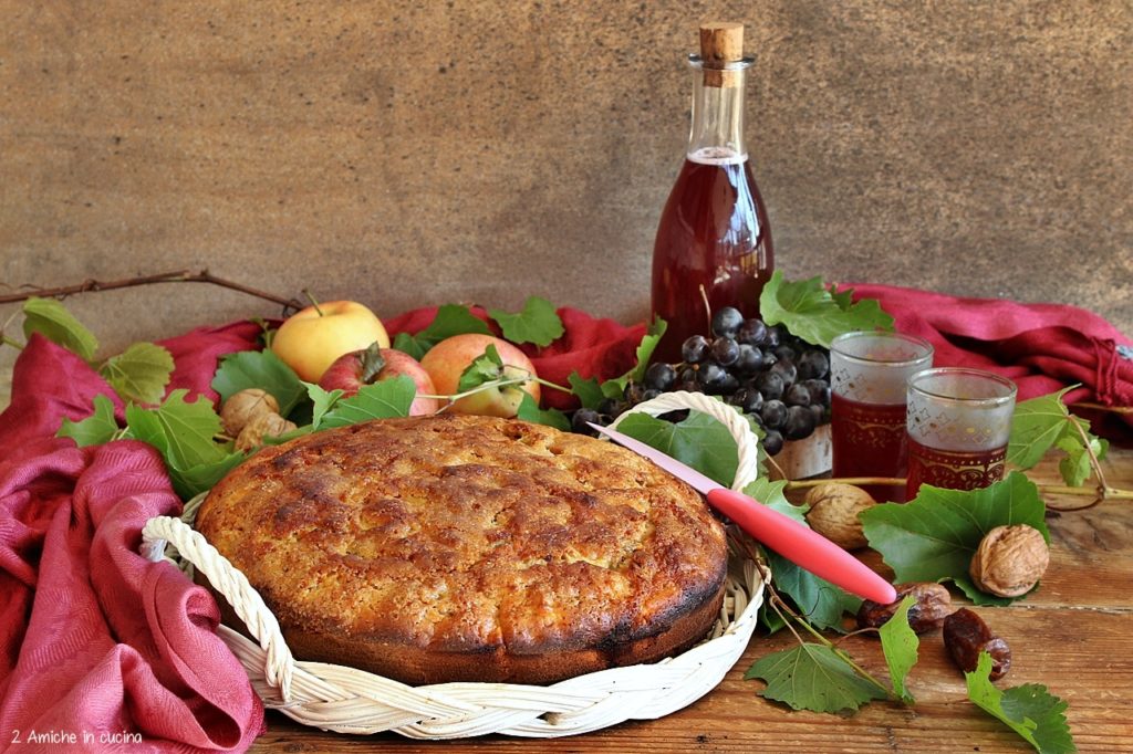 Torta con il mosto, mele e frutta secca