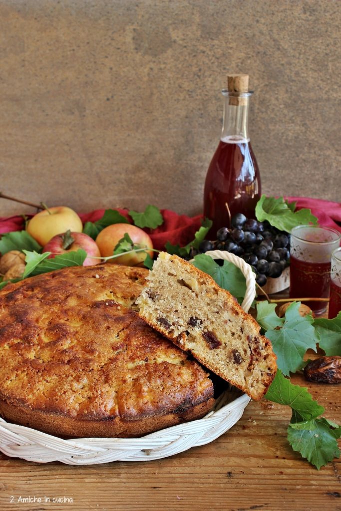 Torta di mele e mosto con frutta secca