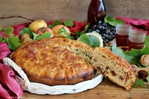 Torta di mele , con mosto cotto e frutta secca