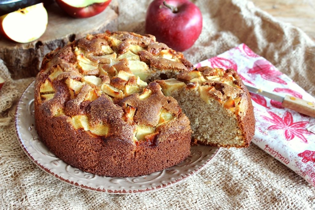 Fetta di torta di mele con farina di roveja di Civita di Cascia