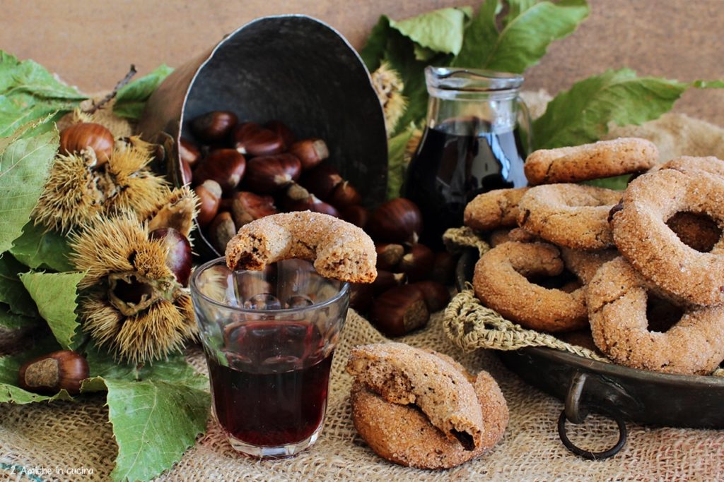 Ciambelle croccanti fuori e morbide dentro con vino e farina di castagne