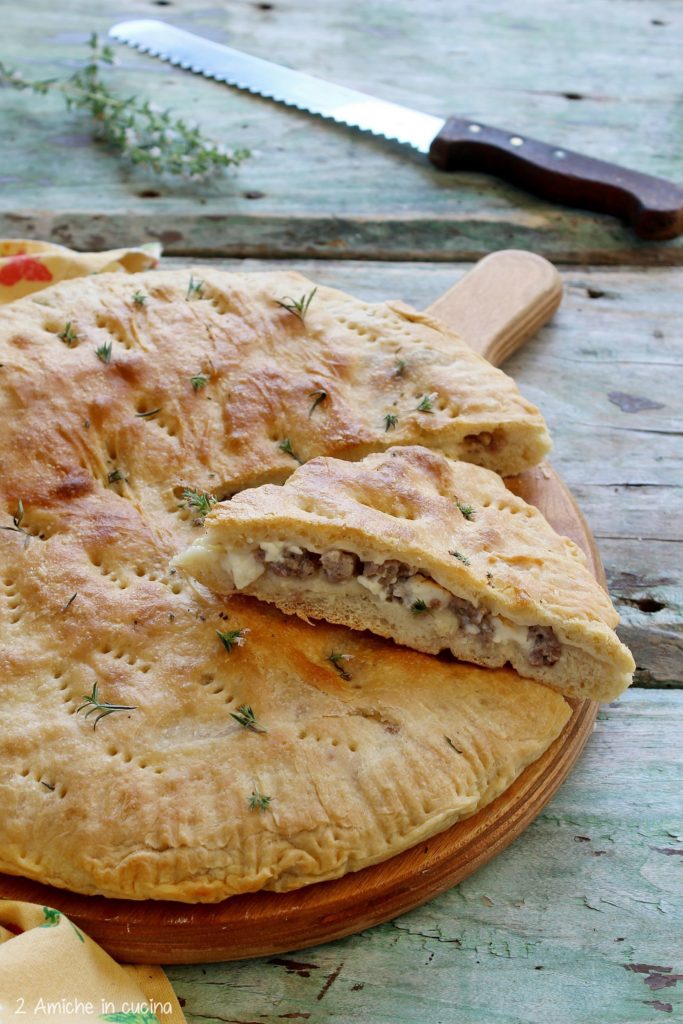 Focaccia semplice farcita di salsiccia e stracchino