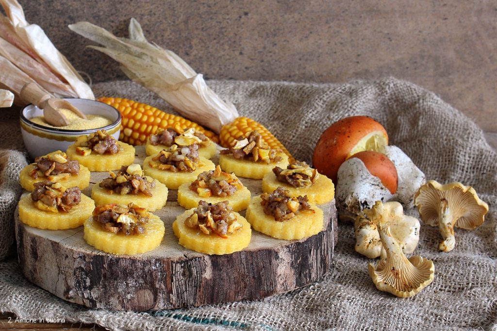 Crostini di polenta ai funghi e salsiccia - 2 Amiche in Cucina