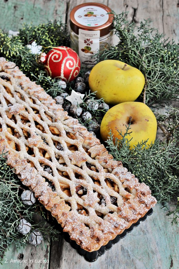 Crostata farcita con mele e frutta secca