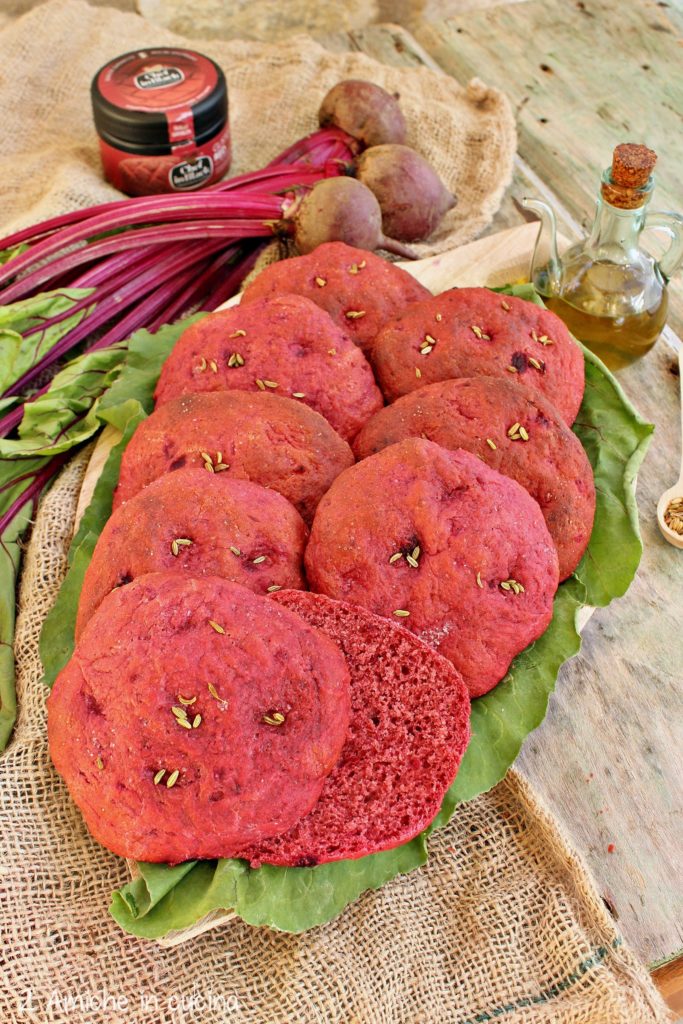 Focaccia con barbabietola rossa nell'impasto e colorante Gusto Red Spigadoro