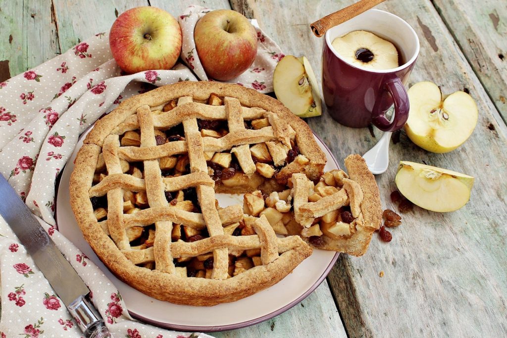 Crostata alle mele con uvetta e cannella