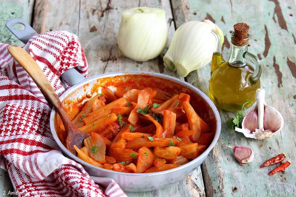 cucinare gli scarti del finocchio padella con finocchi al pomodoro aglio e peperoncino