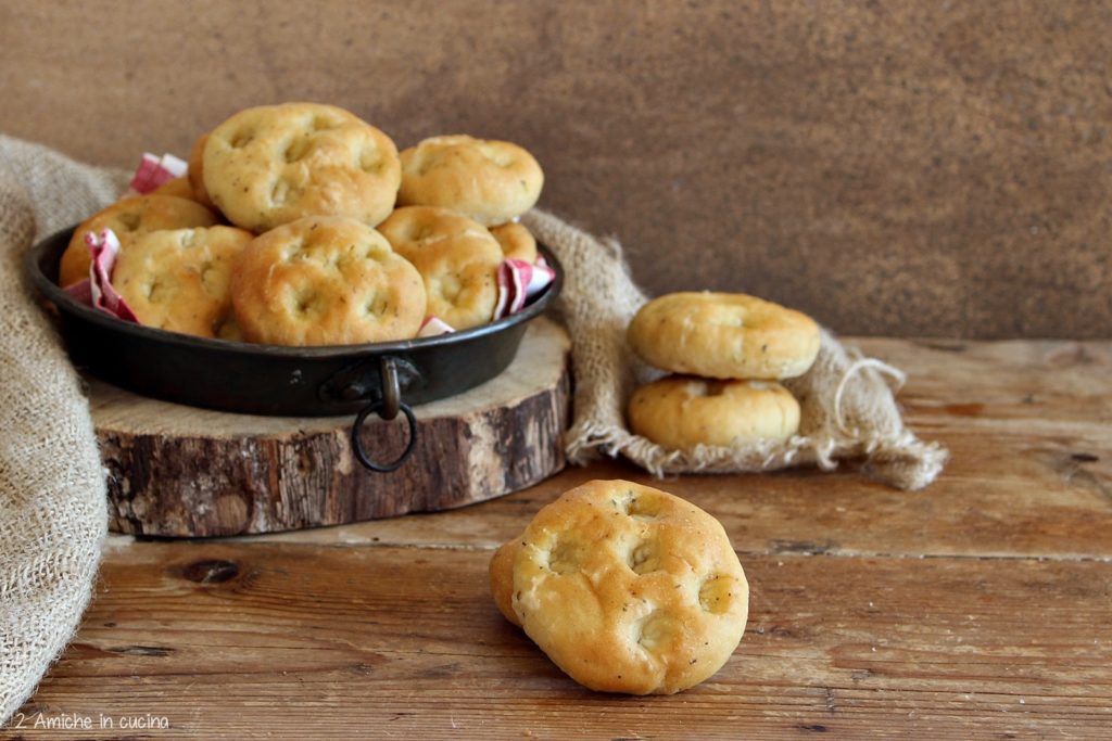 mini focaccia con erbe aromatiche