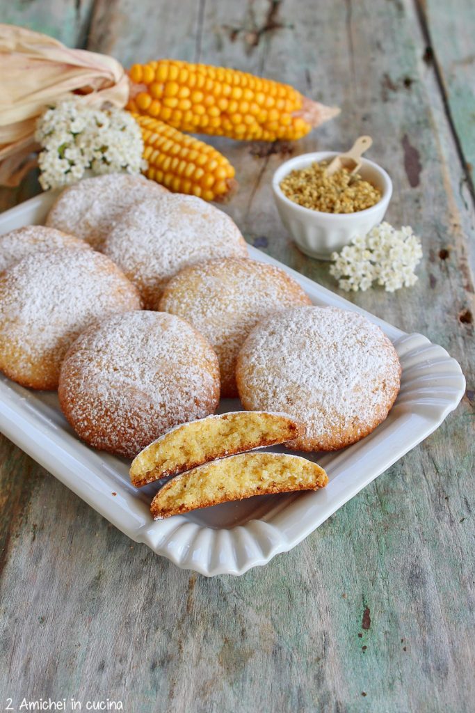 Biscotti al mais tipici lombardi preparati per la ricorrenza di San Giorgio