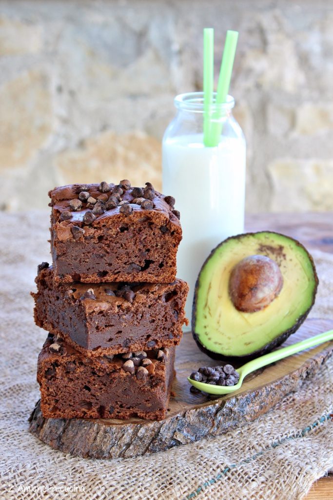 Avocado brownies senza lattosio con gocce di cioccolato fondente