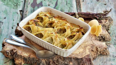 pasta grastinata in forno con asparagi e salsiccia