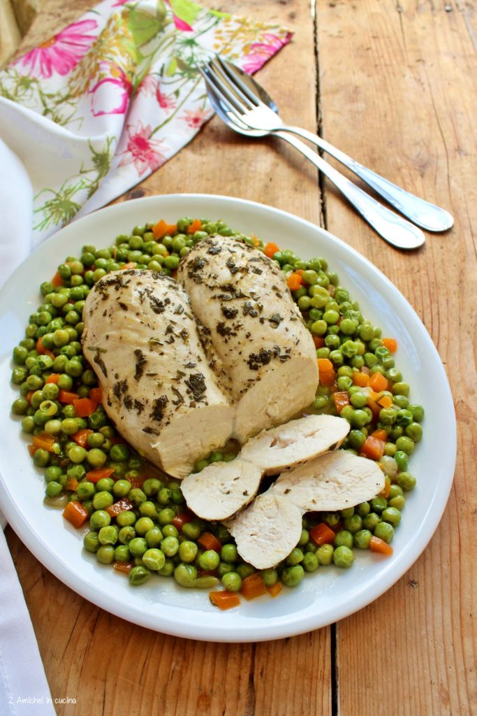 Petto di pollo alle erbe aromatiche, cotto nella pentola a pressione. 