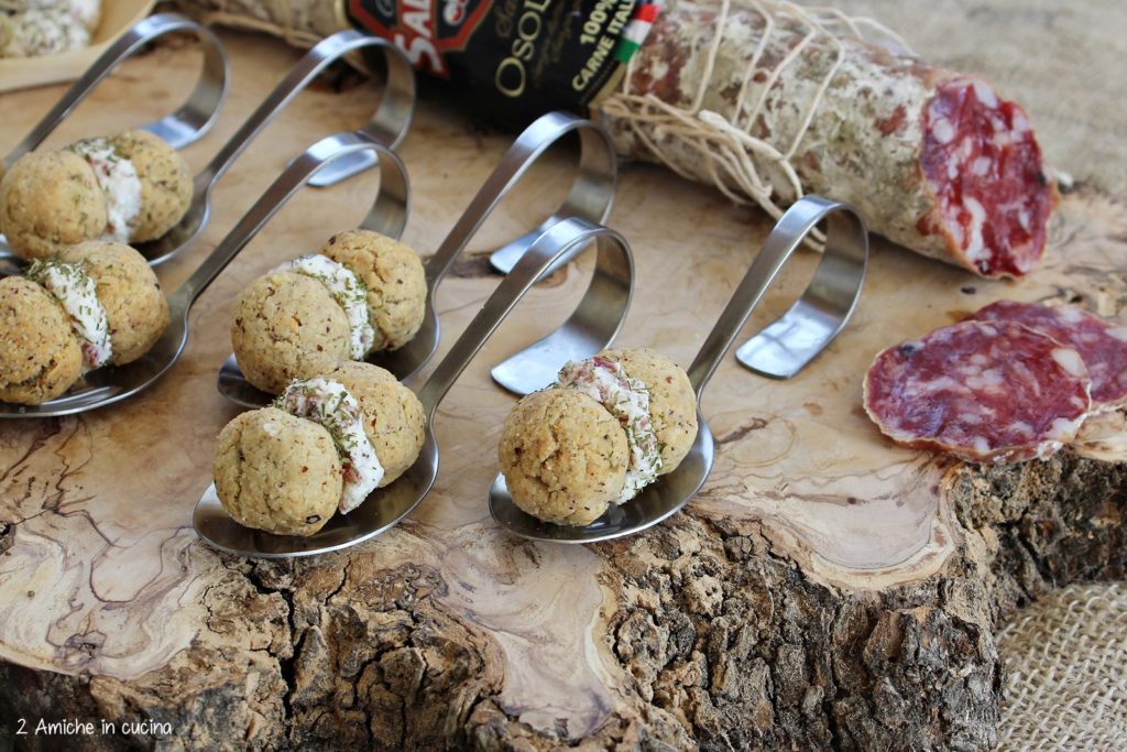 Baci di dama salati con crema al formaggio e salame Osolemio Clai