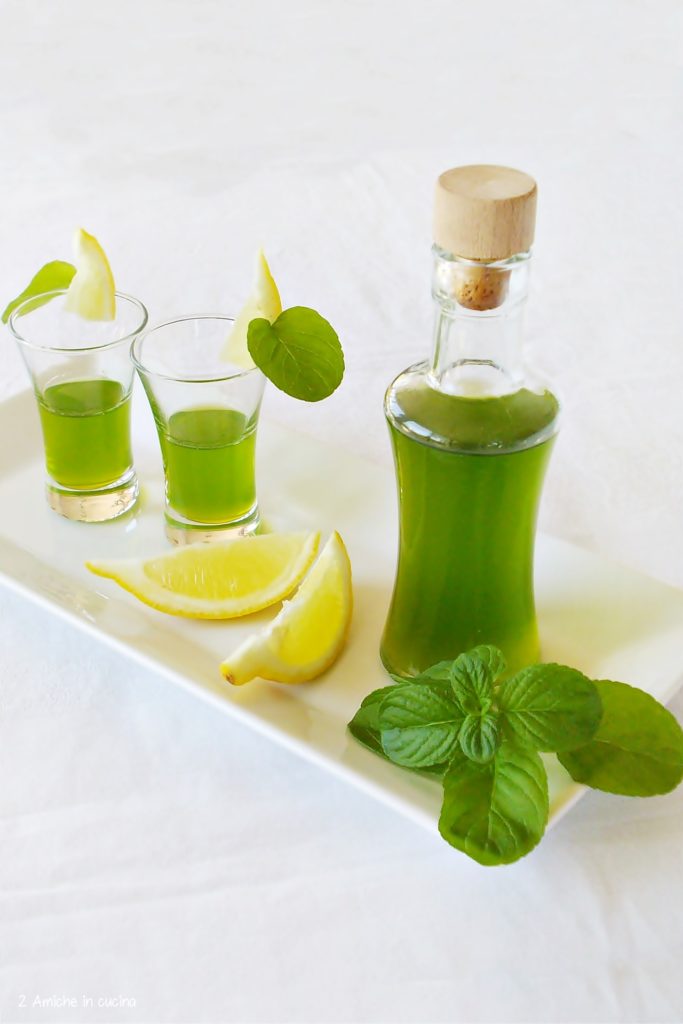 Liquore alla menta glaciale e limone fatto in casa
