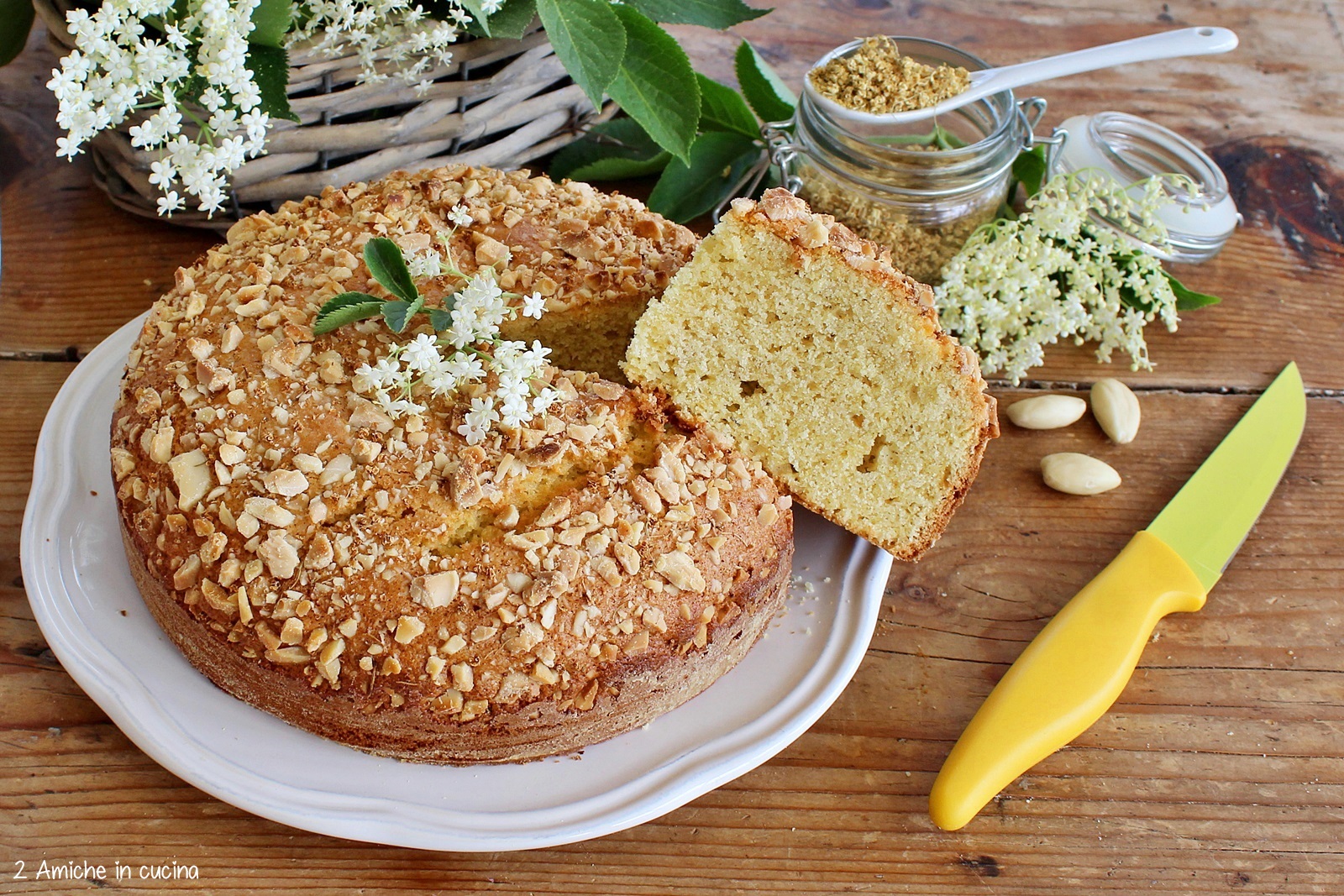 Torta ai fiori di sambuco e mandorle 2 Amiche in Cucina