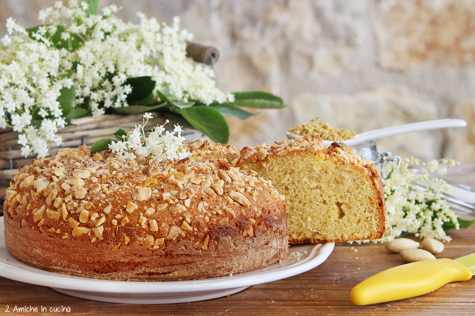 Torta ai fiori di sambuco e mandorle 2 Amiche in Cucina
