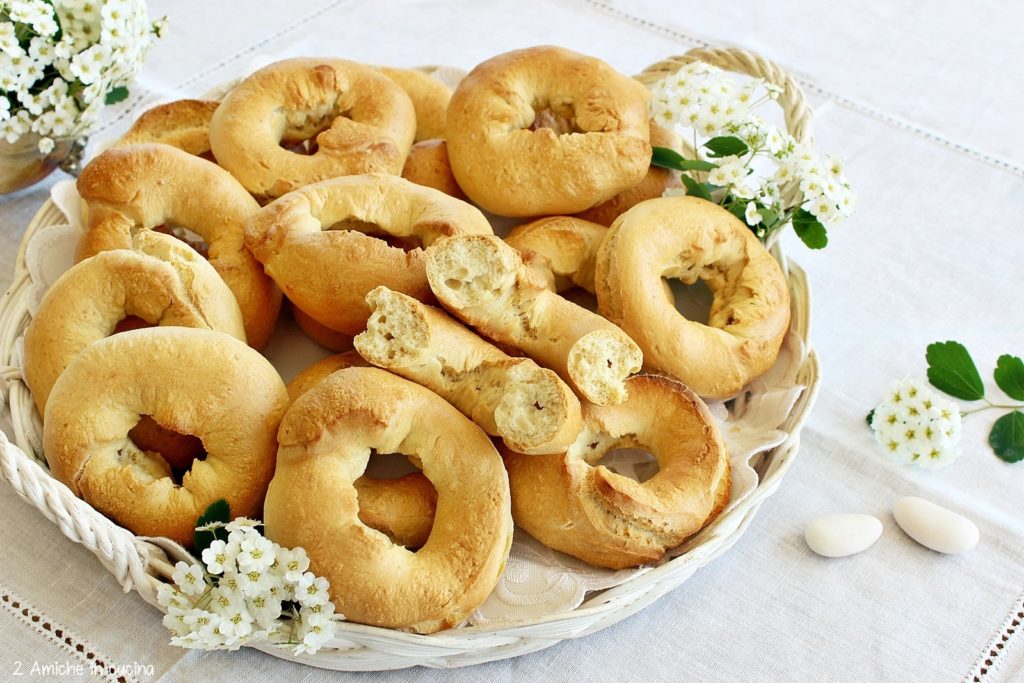 Ciambelline umbre tipiche dei matrimoni del passato