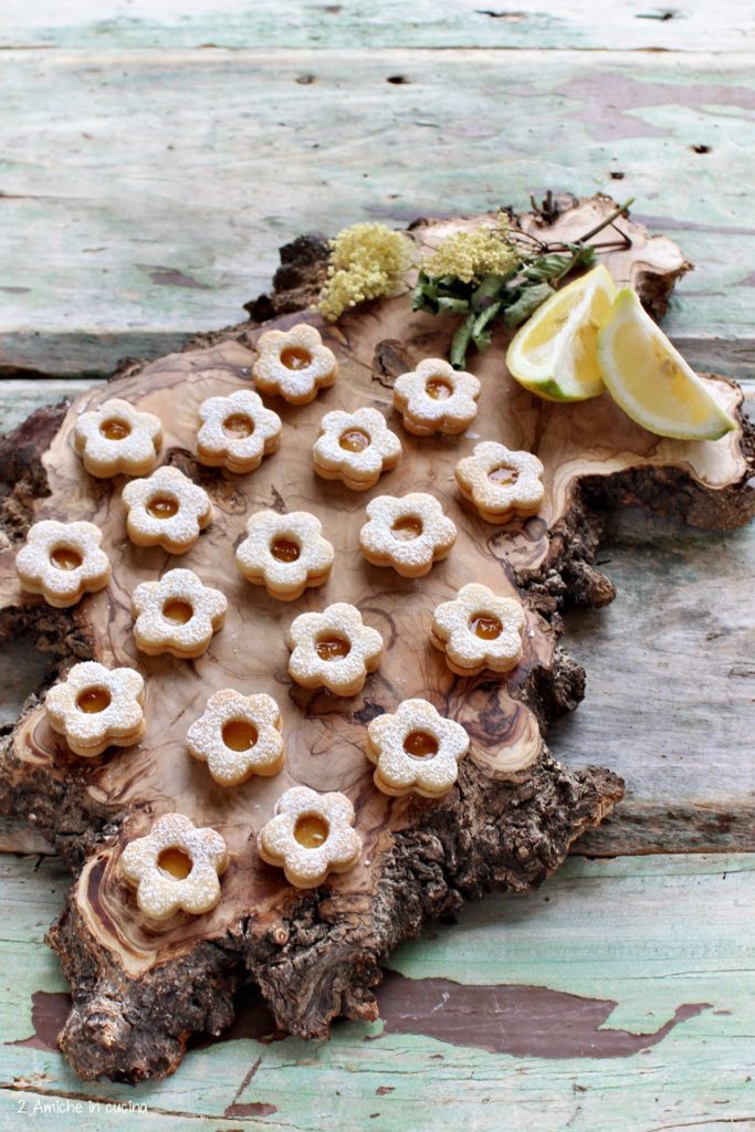 Biscottini farciti con marmellata di limoni e fiori di sambuco.