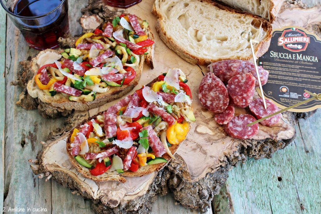 Bruschette alle verdure estive, salamini sbuccia e mangia e formaggio