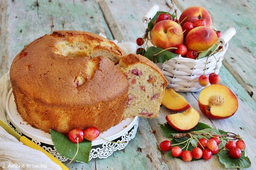 Chiffon cake con frutta fresca, polpa di pesche e ciliegie